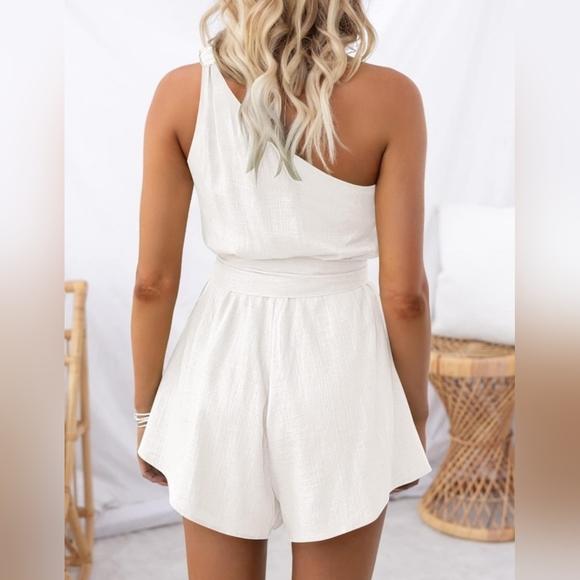 *FINAL SALE* NWT Zesica One Shoulder Sleeveless Tie Waist Boho Romper - Picture 3 of 8